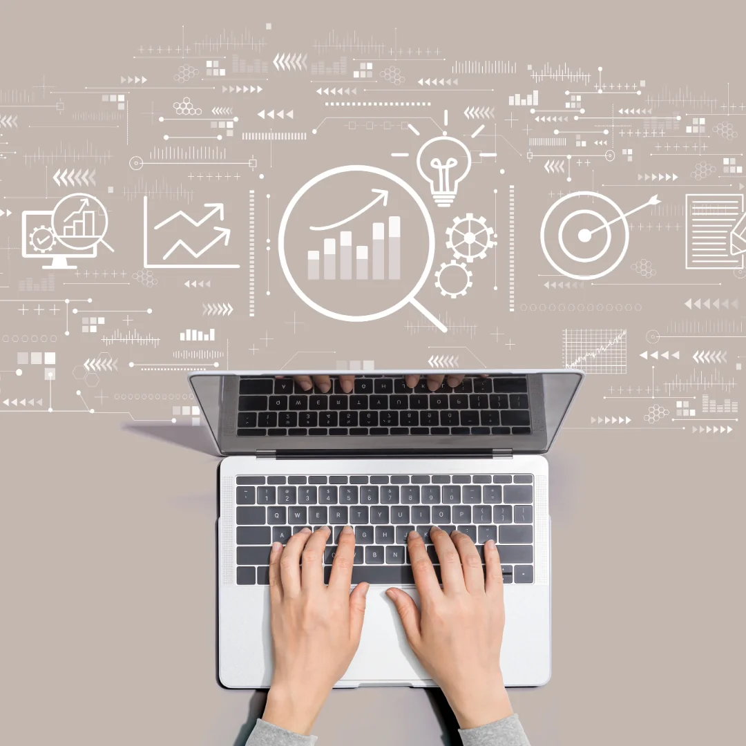 Redactor creando contenido SEO optimizado en su escritorio