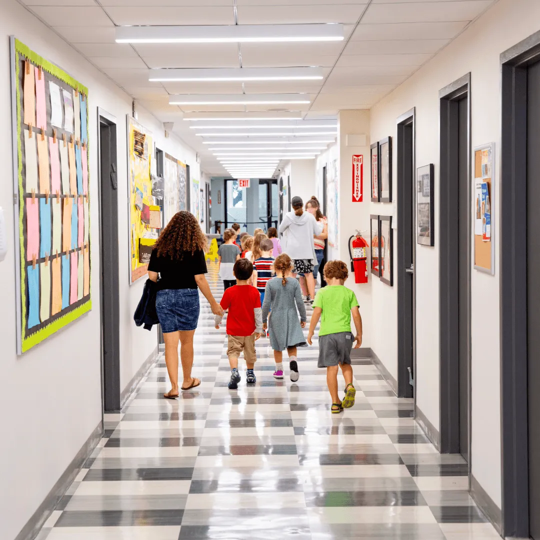 Pasillo de un colegio privado en España mostrando sus instalaciones