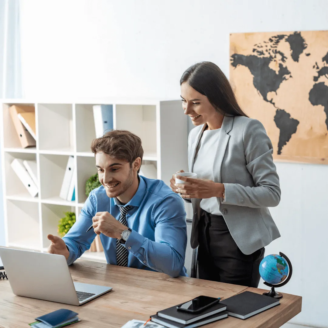 Equipo de agencia de viajes en España planificando campañas SEO