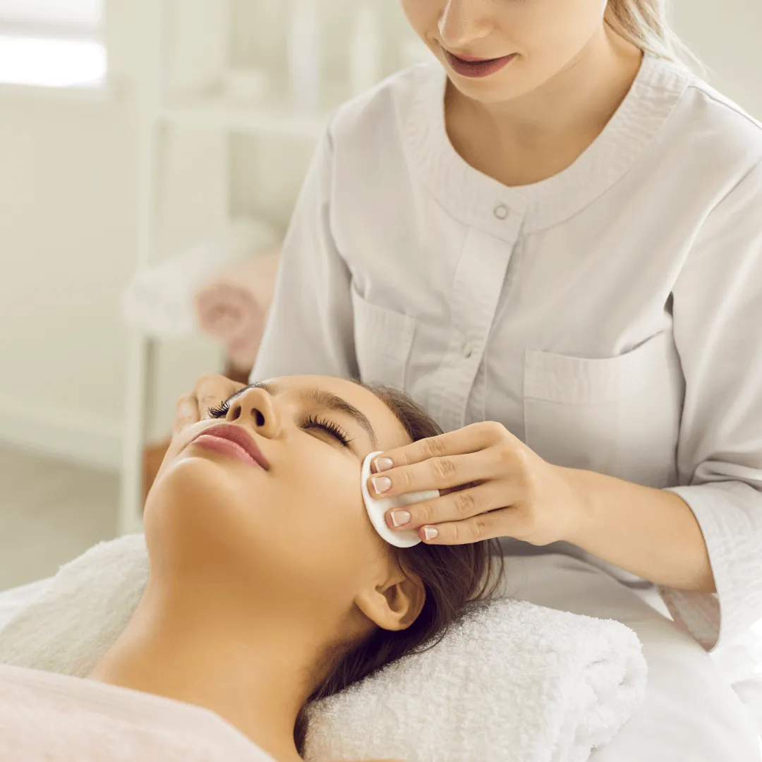 Profesional en clínica estética en España preparando un tratamiento