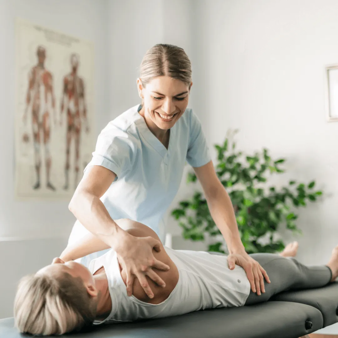 Fisioterapeuta atendiendo a paciente en una clínica en España