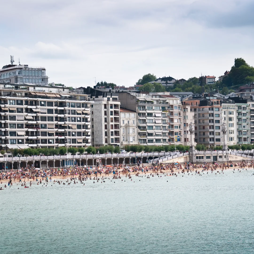 Cómo Competir en el Saturado Mercado Turístico de San Sebastián: Diferenciación o Muerte