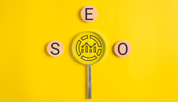 Lupa rodeada con las tres letras del SEO en Agencia de SEO en A Coruña