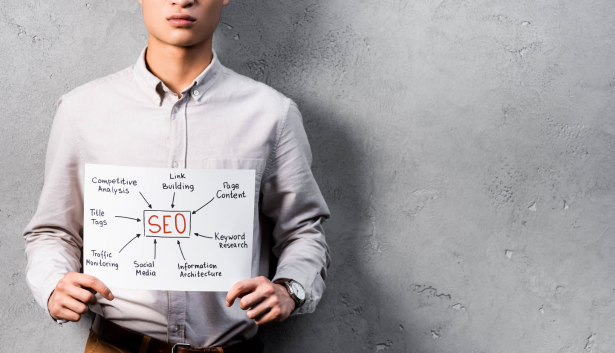 hombre sujetando una hoja escrito con la palabra SEO en Agencia de SEO en Alcorcón