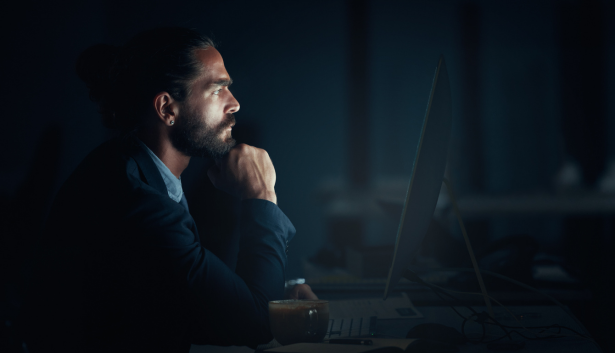 Hombre contemplando una pantalla en Agencia de SEO en Badajoz