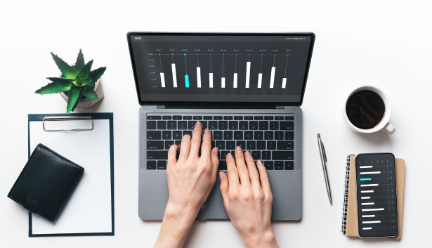 Mujer investigando las estadísticas en Agencia de SEO en Bilbao