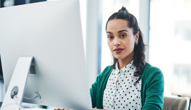 Mujer trabajando en su MAC en Agencia de SEO en Córdoba