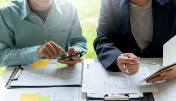 Dos personas haciendo un análisis en Agencia de SEO en Dos Hermanas