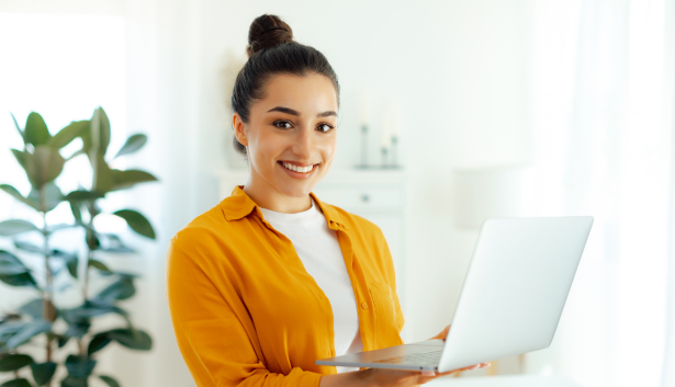 Mujer feliz con una laptop en Agencia de SEO en Fuenlabrada