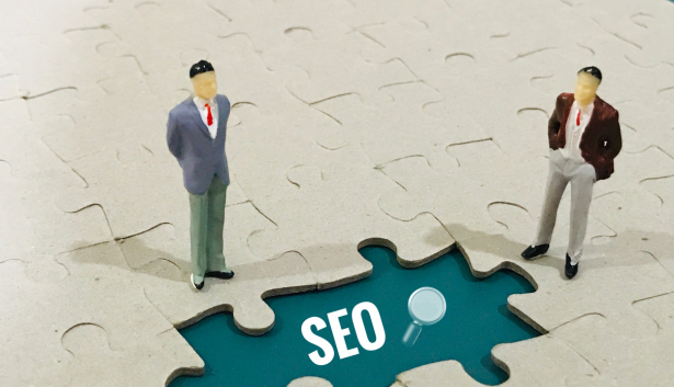 Ilustración de dos personas encima de un rompe cabeza en Agencia de SEO en Gijón