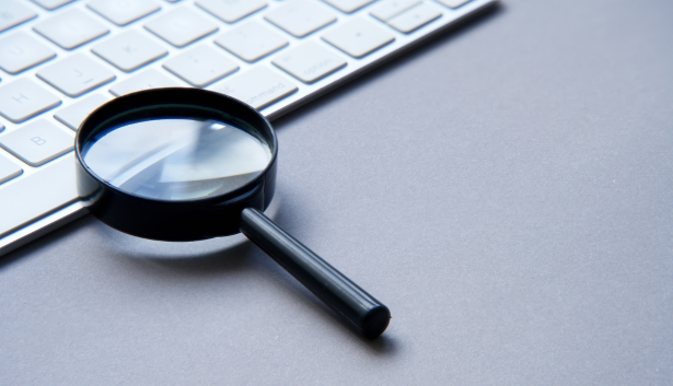 Lupa sobre laptop en Agencia de SEO en Granada