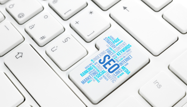 Teclado con la tecla enter rellenas palabras referente al SEO