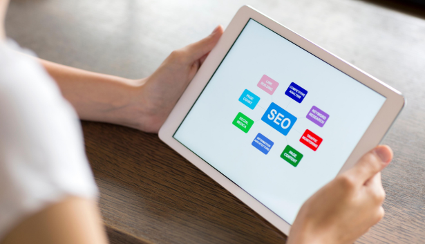 Mujer visualizando un mapa mental sobre el SEO en una Tablet en Agencia de SEO en Lleida