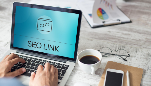 MACBOOK con una imagen del SEO Link en Agencia de SEO en Madrid