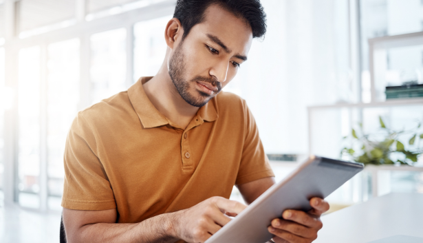 hombre mirando una tablet en Agencia de SEO en Móstoles