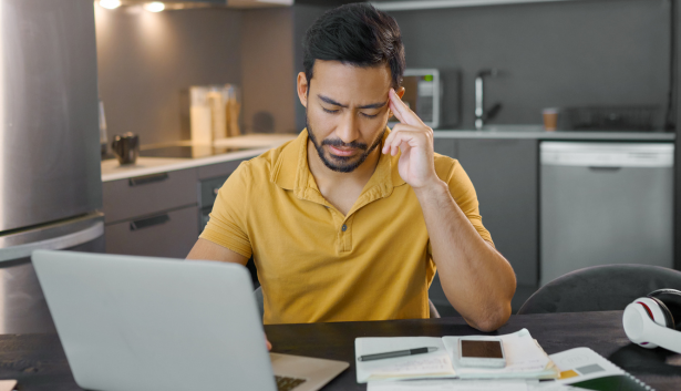 hombre con dos dedos en la frente pensando en estrategias SEO en Agencia de SEO en Móstoles