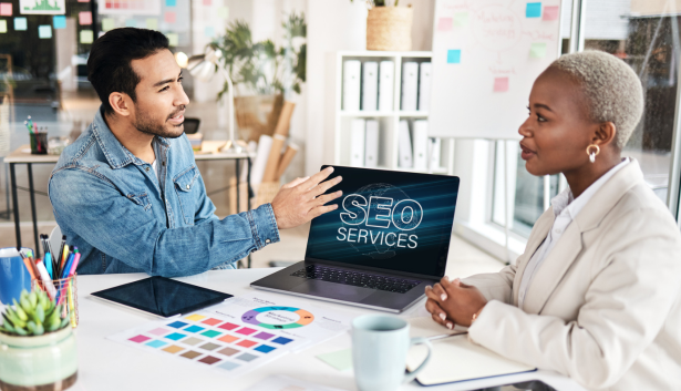 Hombre explicándole a una mujer como funciona el seo en nuestra Agencia de SEO en Murcia