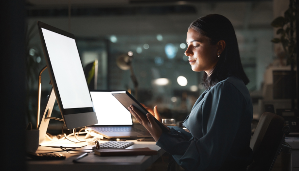 Mujer revisando su teléfono en Agencia de SEO en Murcia