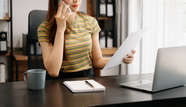 Mujer empresaria utilizando su teléfono y tablet en Agencia de SEO en Oviedo​
