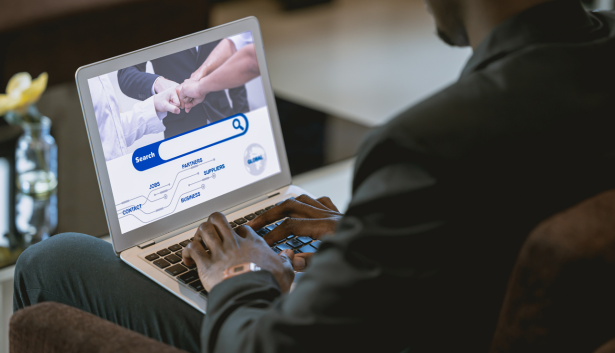 Hombre empresario interesado en aumentar la SEO con Agencia de SEO en Palma de Mallorca​