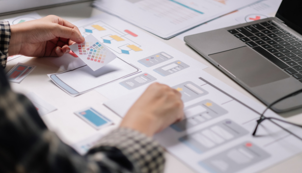 Mujer diseñando desarrollando el UX en Agencia de SEO en Palma de Mallorca​