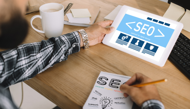 Hombre realizando un croquis en la Agencia de SEO en Salamanca