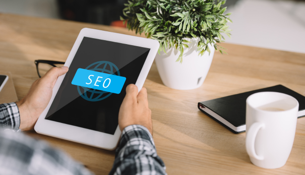 hombre visualizando una table que dice SEO en Agencia de SEO en Salamanca