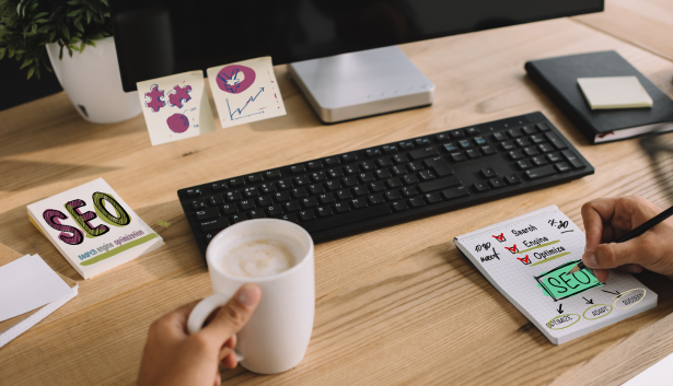 Hombre tomando un café en Agencia de SEO en San Cristóbal de La Laguna