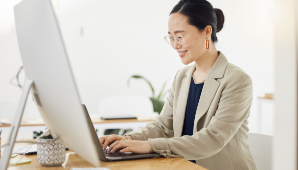 Mujer Asiática Trabajando en una MAC de la Agencia SEO Marbella