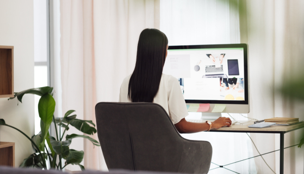 Mujer diseñando imagenes en una MAC para Agencia de SEO en Pamplona​