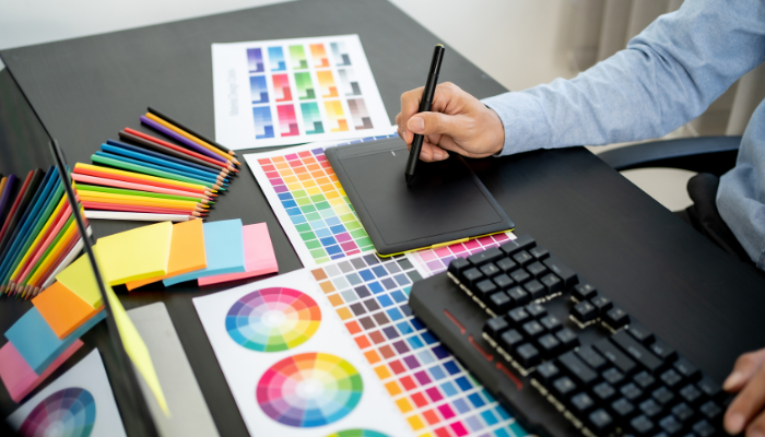 Selección de colores y uso de tableta digital para un proyecto de diseño gráfico de alta calidad.