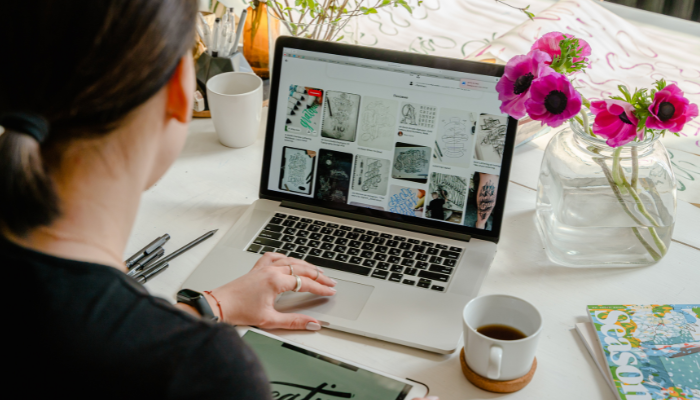 Mujer investigando ideas en línea para inspirar su siguiente proyecto creativo.