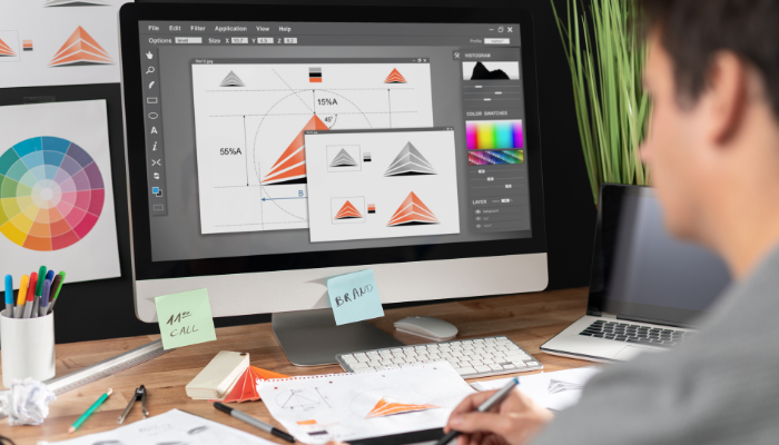 Diseñador elaborando logotipos como parte de un proyecto profesional.