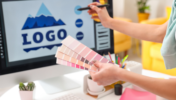 Persona seleccionando paleta de colores para el diseño gráfico de un logotipo en su pantalla.