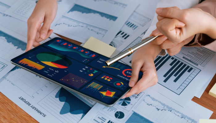 Personas revisando gráficas en una tablet