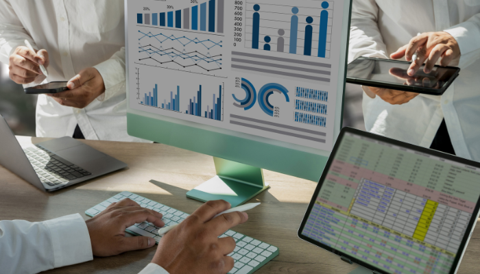 Grupo de profesionales estudiando datos en un monitor
