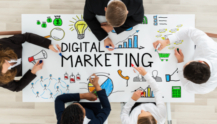 Equipo de trabajo analizando ideas de marketing, reforzando su Estrategia Digital