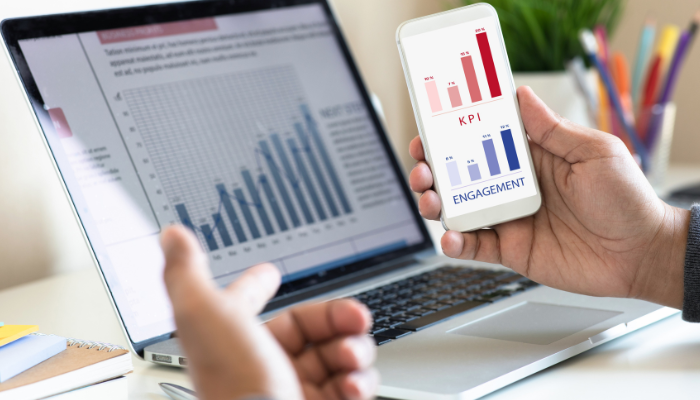 Vista de KPI y engagement en un smartphone, elemento clave de la Estrategia Digital