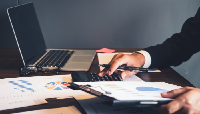 Profesional calculando informes y costos