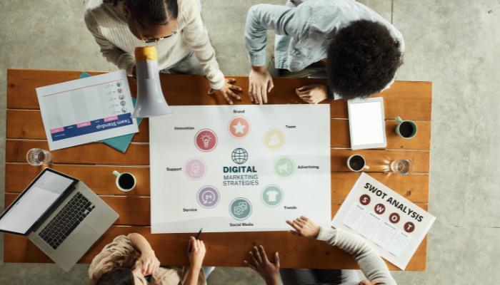 Reunión de marketing con un diagrama de tácticas, impulsando la Estrategia Digital