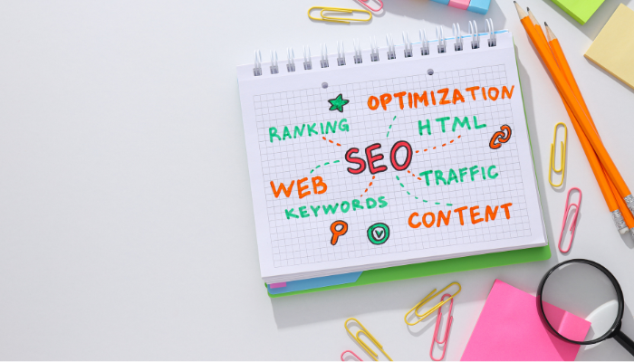 Estrategia de posicionamiento SEO anotada en una libreta